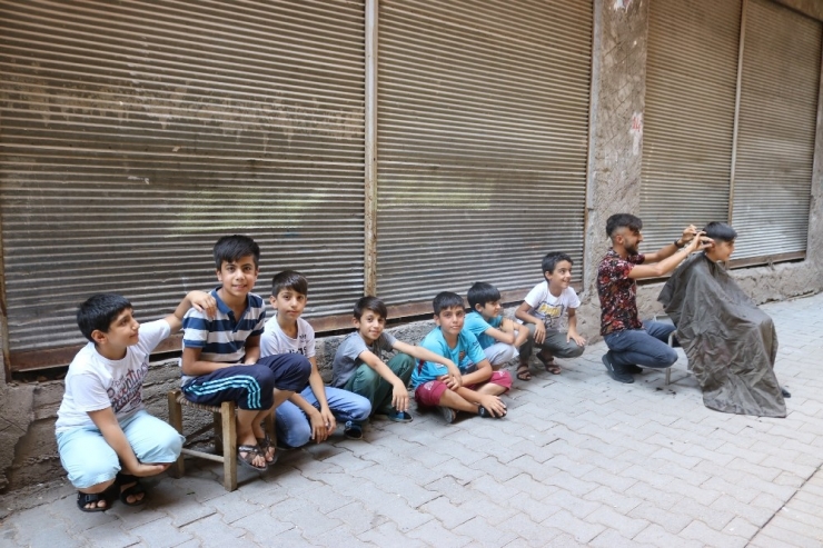 Diyarbakırlı Genç Berber, Sokak Sokak Gezip Çocukları Ücretsiz Tıraş Ediyor