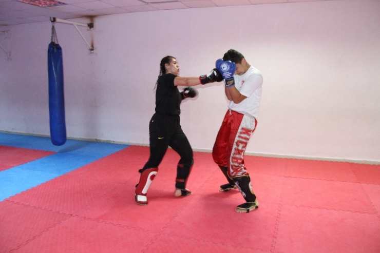 Kick Boksçu Mihriban, İkinci Kez Avrupa Şampiyonu Olmak İstiyor