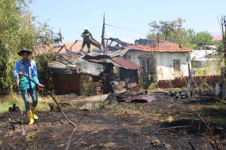 Kuru Otları Yakmak İsterken Evi Yaktılar