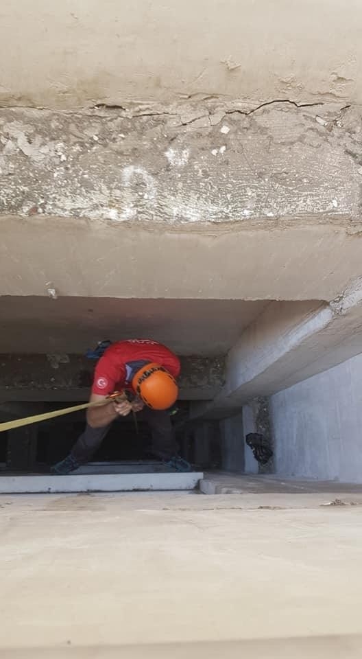 Apartman Boşluğuna Düşen Kedi Kurtarıldı