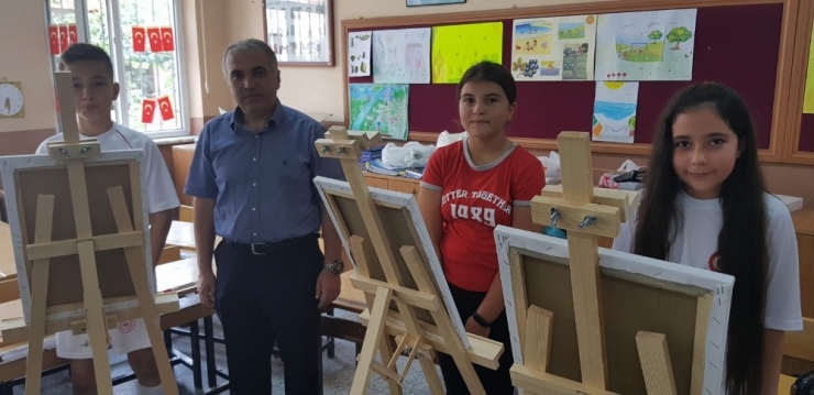 ‘Değerli Zamanlar’ Projesine Bakan Kasapoğlu’ndan Malzeme Desteği