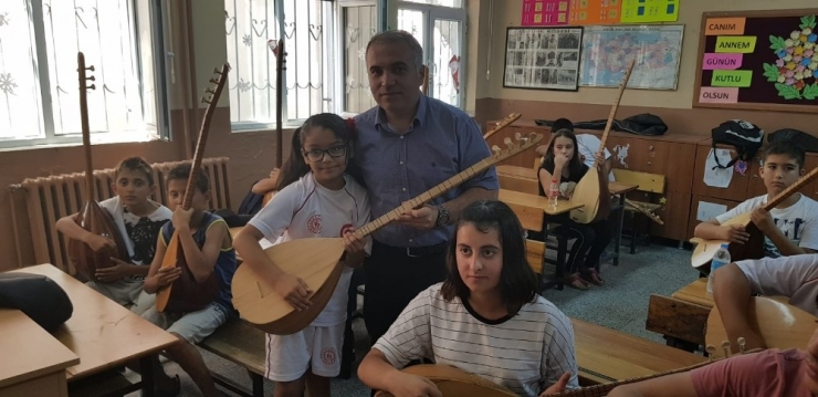 ‘Değerli Zamanlar’ Projesine Bakan Kasapoğlu’ndan Malzeme Desteği