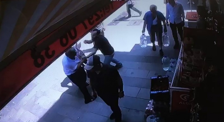 Kasımpaşa’da Bıçaklı Kavga