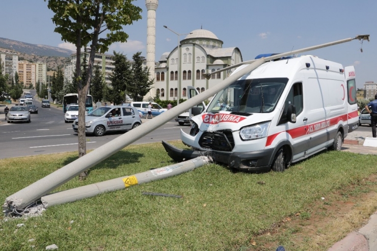 Ambulans İle Otomobil Çarpıştı: 4 Yaralı