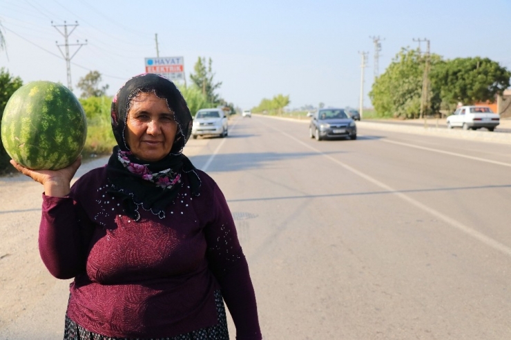 Para Etmeyen Karpuzu Karayolunda Satmaya Çalışıyorlar
