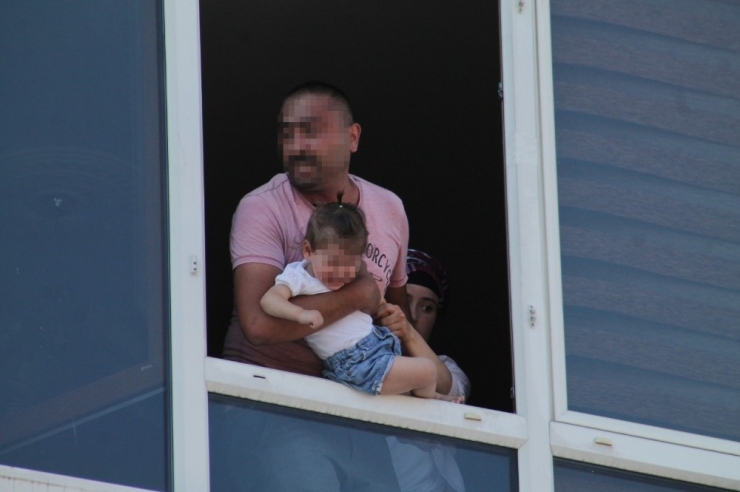 İşsizim Dedi, Kucağındaki Çocuğu İle Cama Çıktı