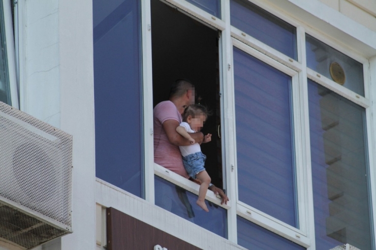 İşsizim Dedi, Kucağındaki Çocuğu İle Cama Çıktı