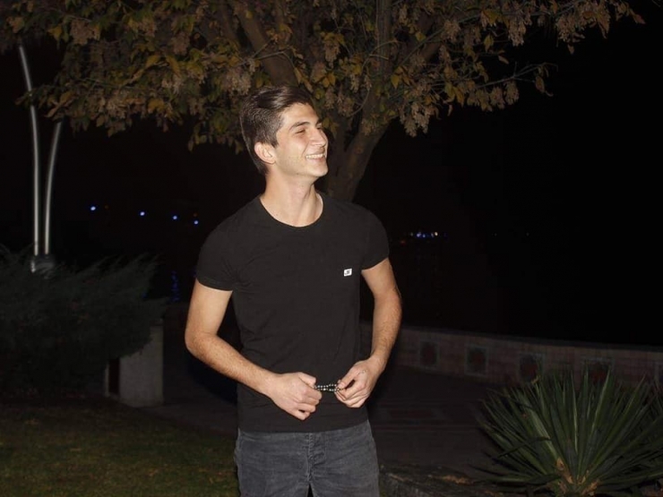 Arkadaşlarının Tartışmasını Ayırmaya Çalışan Genç Bıçaklanarak Öldürüldü