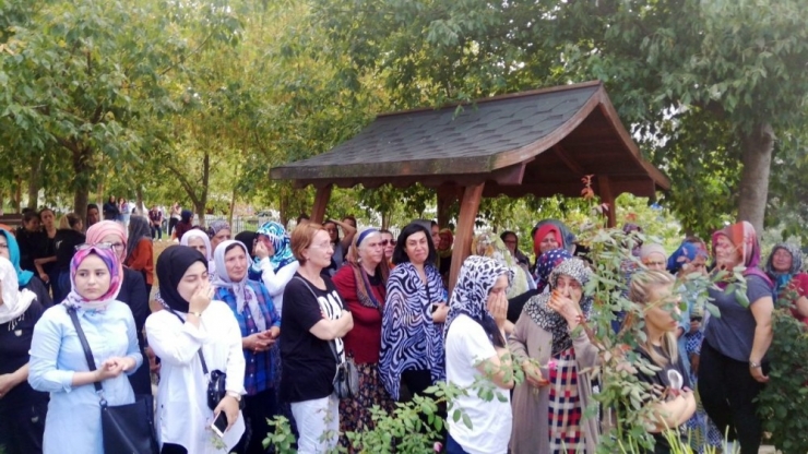 Kavgayı Ayırırken Bıçaklanarak Ölen Genç Defnedildi