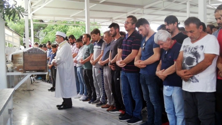 Kavgayı Ayırırken Bıçaklanarak Ölen Genç Defnedildi