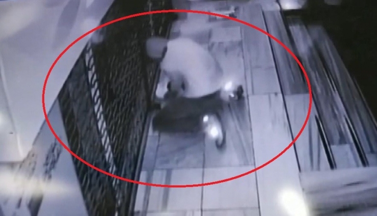 Marketi Soymaya Çalışan Hırsız, Komşuları Uyandırınca Kaçtı