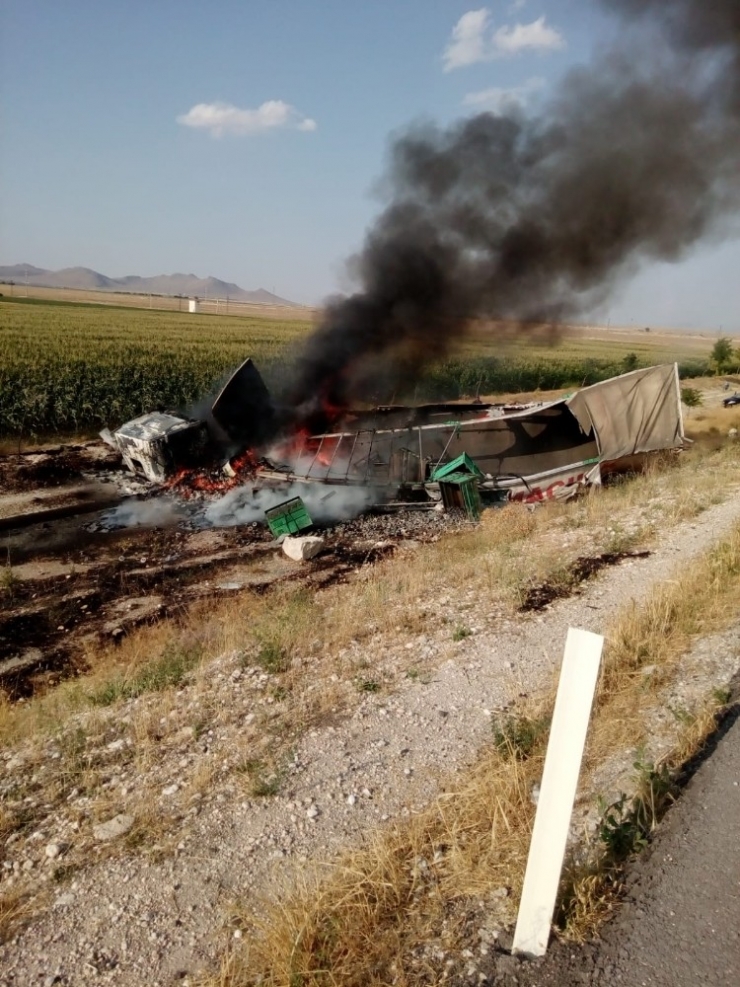 Otomobile Çarpan Tır Yandı: 2 Yaralı