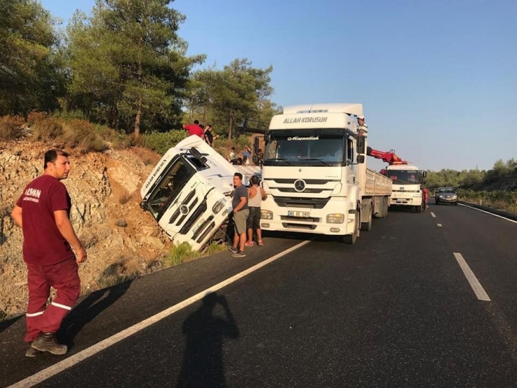 Köyceğiz’de Tomruk Yüklü Tır Devrildi