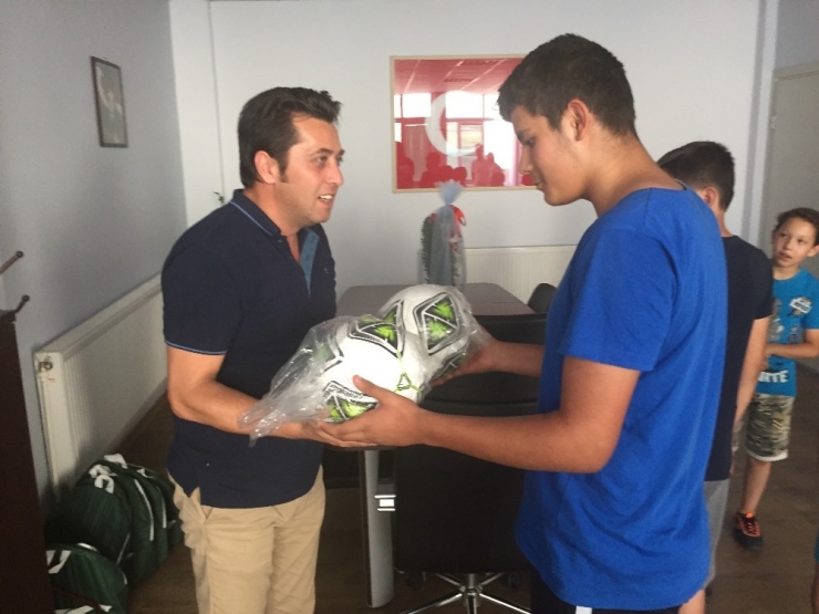 Büyükşehirden Özel Öğrencilere Spor Malzemesi Hediyesi