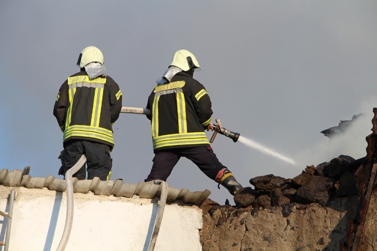 Kula’da 2 Katlı Ahşap Ev Kül Oldu