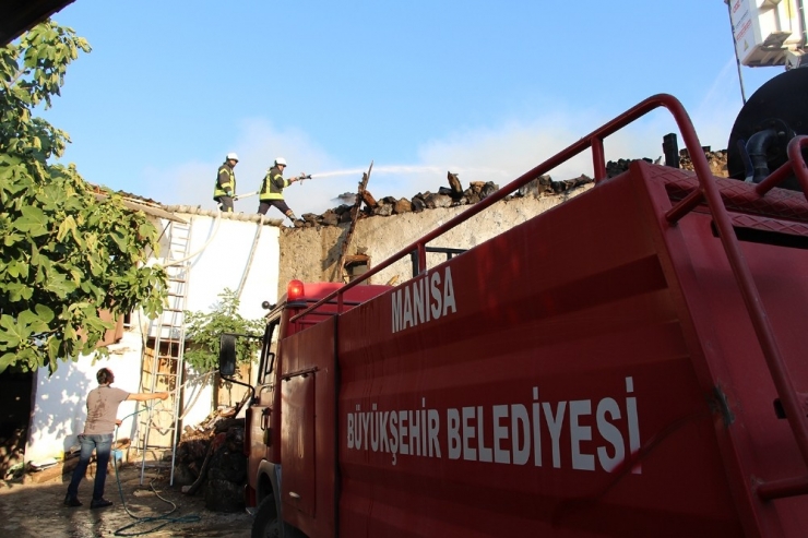 Kula’da 2 Katlı Ahşap Ev Kül Oldu