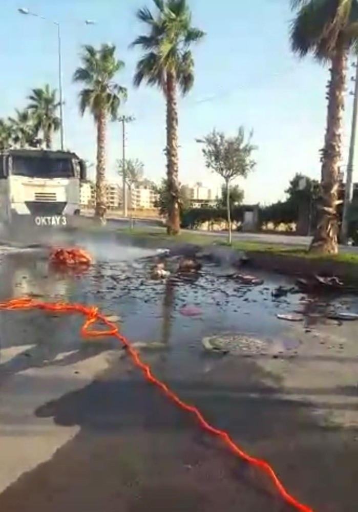 Yol Ortasında Yanan Motosiklete Toma Ve Elektrik Şirketi Personeli Müdahale Etti