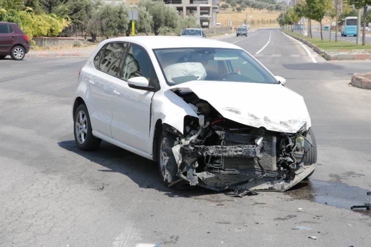 Ambulans İle Otomobil Çarpıştı: 4 Yaralı