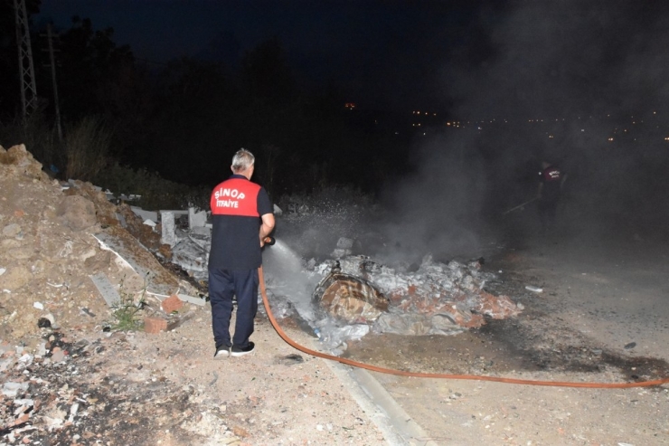 Sinop Küçük Sanayi Sitesinde Kimyasal Atıklardan Yangın Çıktı