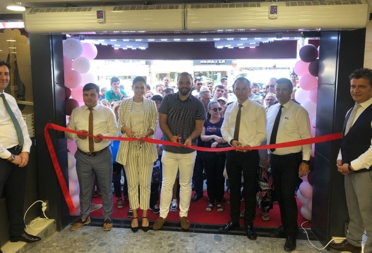 Tuğba Kuruyemiş 84.mağazasını Açtı