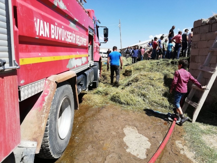 Özalp’ta Ot Yangını