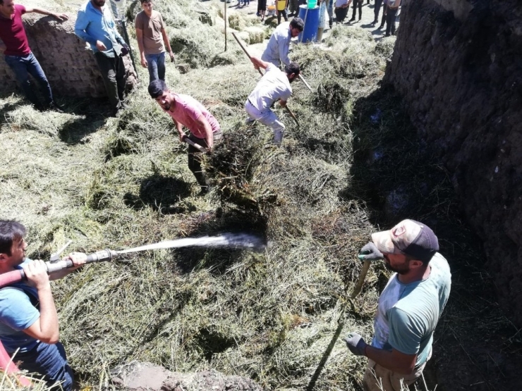 Özalp’ta Ot Yangını