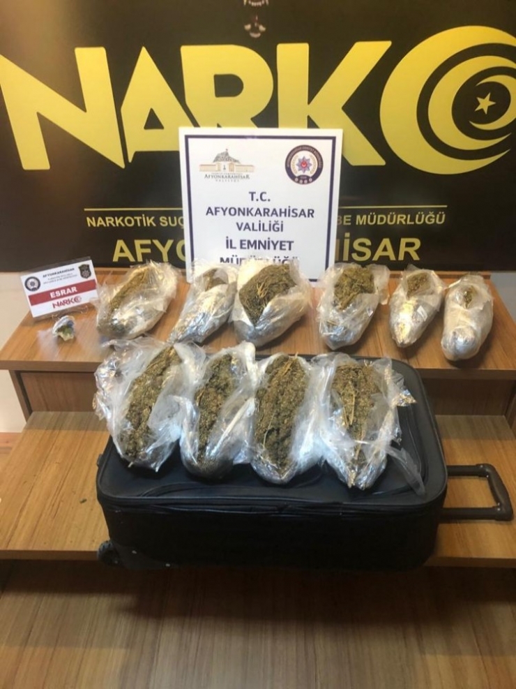 Durdurulan Araçtaki Valizden Kilolarca Esrar Çıktı