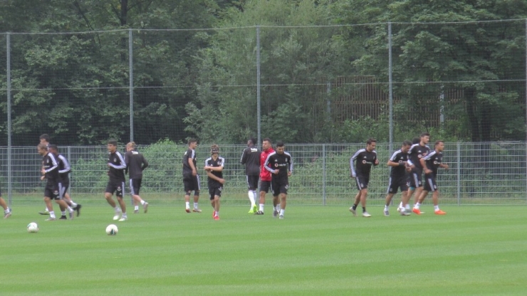 Beşiktaş Yağmur Altında Çalıştı