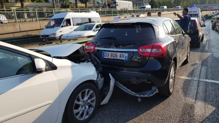 Lüks Araca Çarpan Yaşlı Sürücü Kanlar İçinde Kaldı