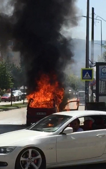 Bursa’da Otomobil Alev Alev Yandı, 3 Kişi Ölümden Döndü