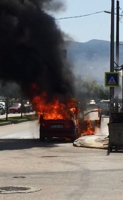 Bursa’da Otomobil Alev Alev Yandı, 3 Kişi Ölümden Döndü