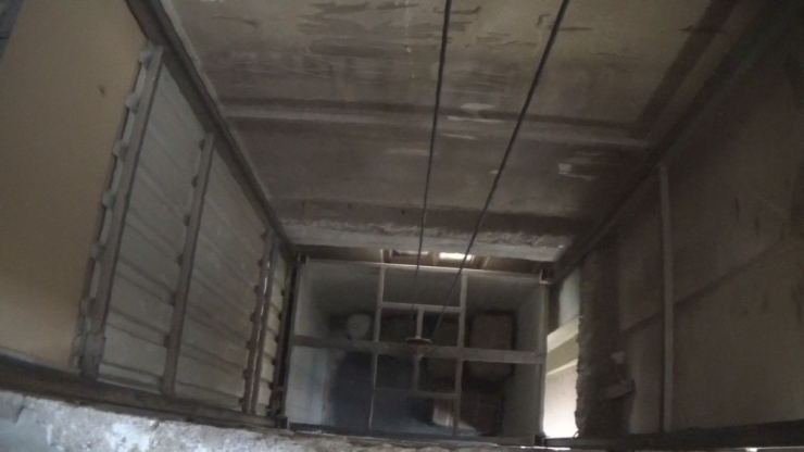 Asansör Boşluğuna Düşen Çocuk Kazayı Hafif Sıyrıklarla Atlattı