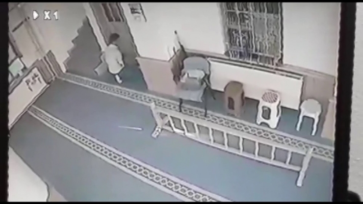 Satırla Kırdığı İmam Odasından Laptopu Çaldı