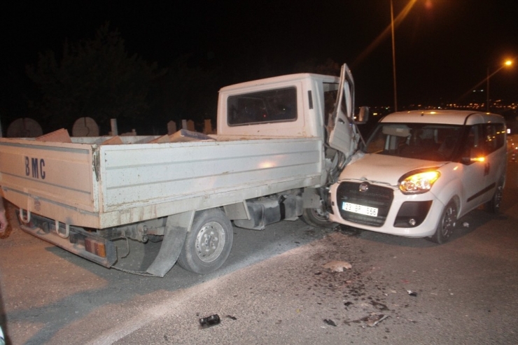 Elazığ’da Pikap İle Hafif Ticari Araç Çarpıştı: 6 Yaralı