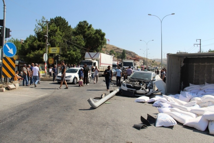 Freni Patlayan Tır 6 Otomobile Çarparak Durabildi