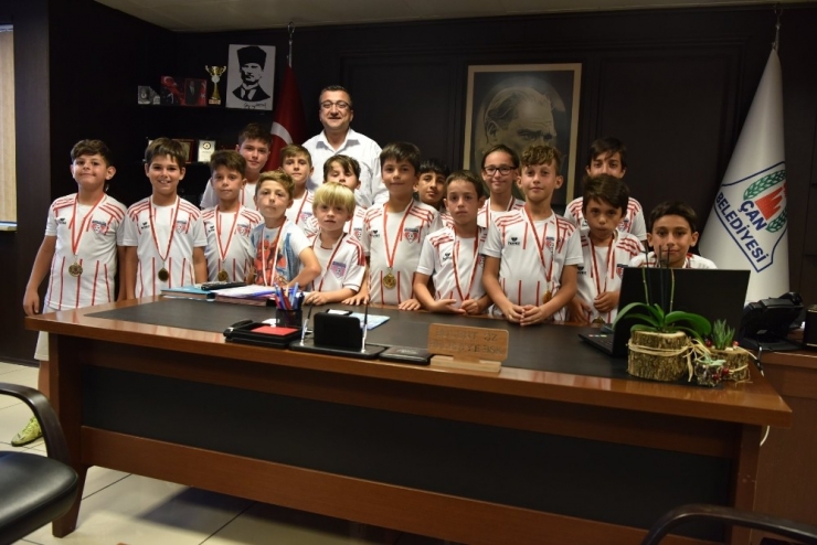 Çanspor’un Minikleri Şampiyon Oldu
