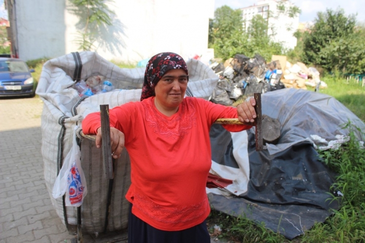 “Her Şey Çocuklarım İçin” Dedi, Parasını Çöpten Kazanmaya Başladı