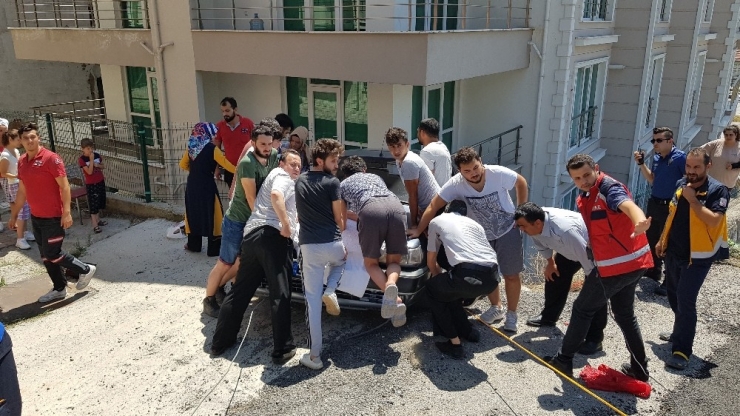 Otomobil Askıda Kaldı, İçindekileri Vatandaşlar Kurtardı