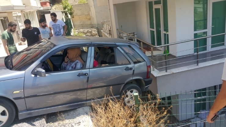 Otomobil Askıda Kaldı, İçindekileri Vatandaşlar Kurtardı