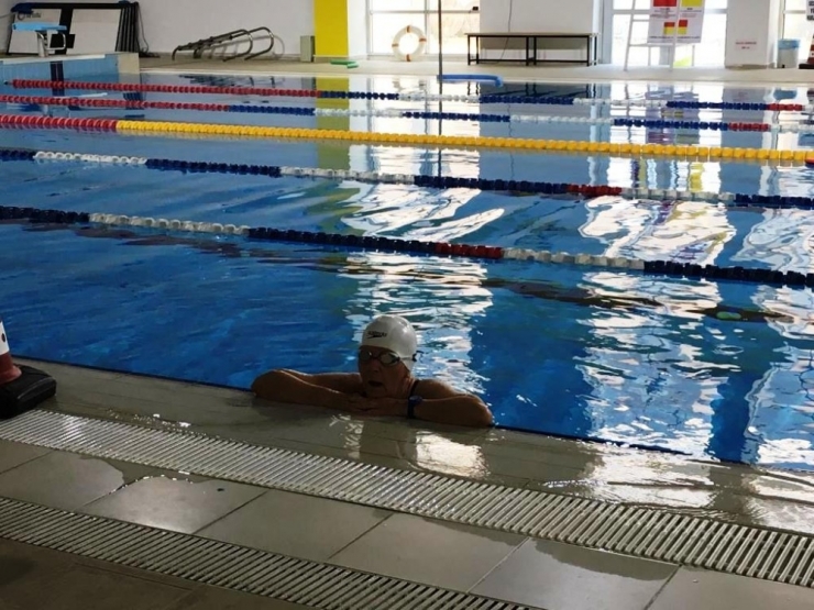 Oğlunu Havuzda Kaybetti, 74 Yaşında Yüzmeye Başladı