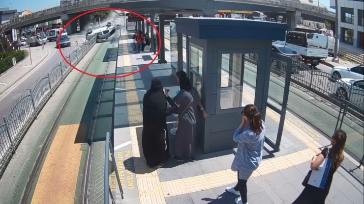 Tramvay Yolunda Hız Yapan Otomobil Yolcu Dolu Durağa Saplandı