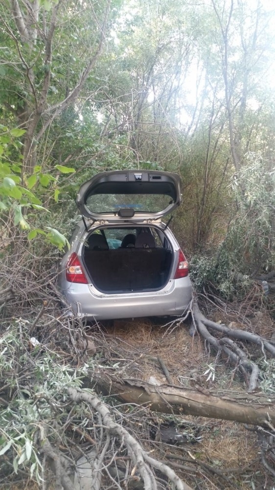 Otomobil Ağaçlık Alana Uçtu: 4 Yaralı