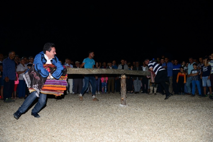 Antalya’da Şenlikte Eşekli Harman Dövülmesine Büyük İlgi