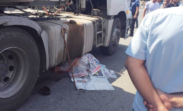 Karşıya Geçerken Tırın Altında Kalan Yaşlı Adam Hayatını Kaybetti