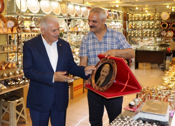 Binali Yıldırım, Çatık Kaşlı Portresini Görünce Espriyle Patlattı