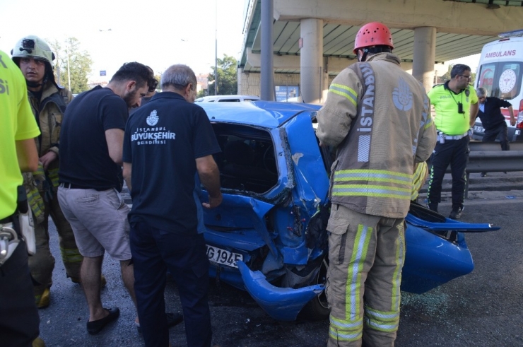 Sefaköy’de Trafik Kazası: 3 Yaralı