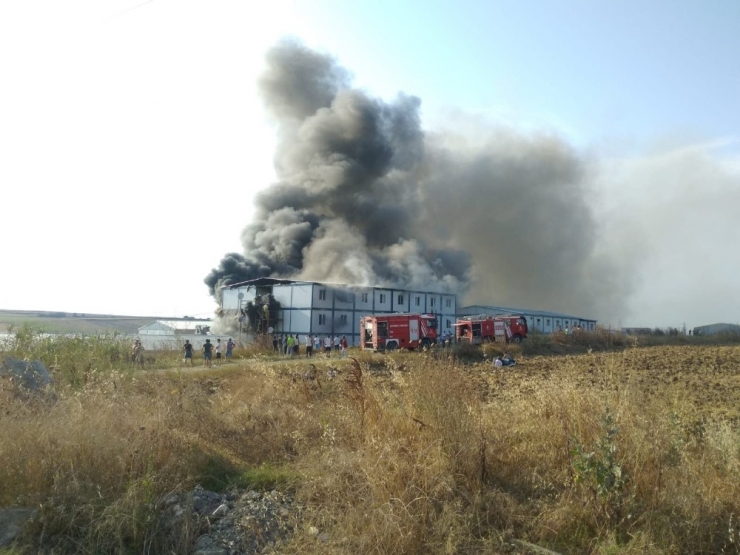 Silivri’de İşçilerin Kaldığı Barakalarda Çıkan Yangın Kontrol Altına Alındı