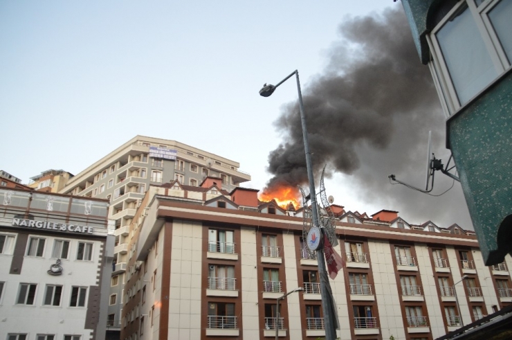 9 Katlı Binanın Çatı Katı Alev Alev Yandı