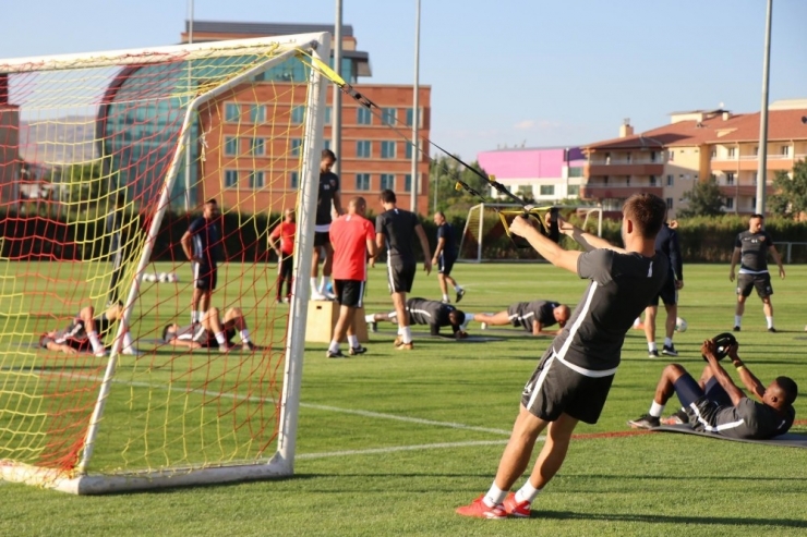 Hikmet Karaman: “Lig Başlamadan Özellikle Eksik Bölgelerdeki Oyuncuları Tamamlayıp Takımın İçerisinde Adapte Etmek Zorundayız”