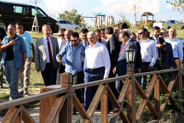 Binali Yıldırım, Çatık Kaşlı Portresini Görünce Espriyle Patlattı